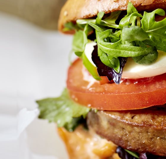 Burger clásica sin carne con tomate y lechuga