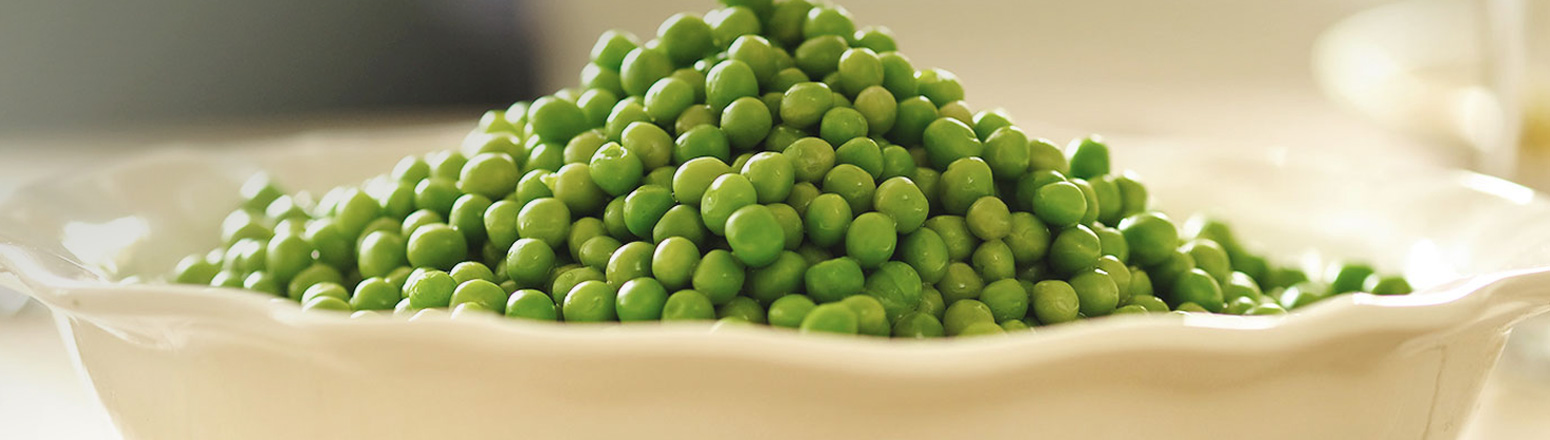 guisantes cocinados en una fuente