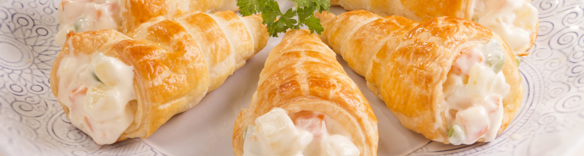 Plato con conos de hojaldre rellenos de ensaladilla Findus 1024 x 274