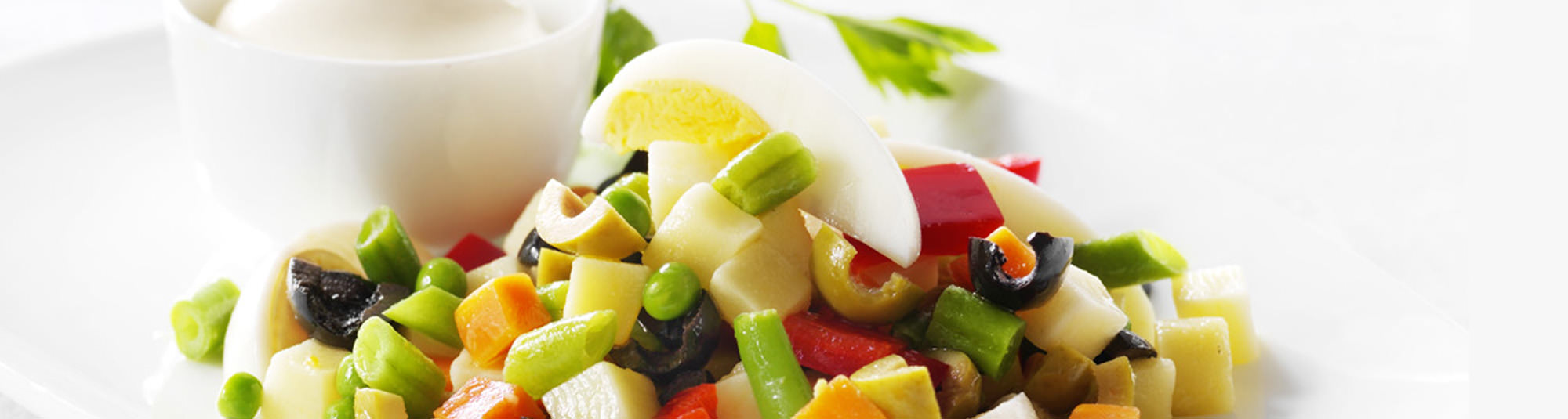 Ensaladilla Findus con aceitunas pimientos y huevos