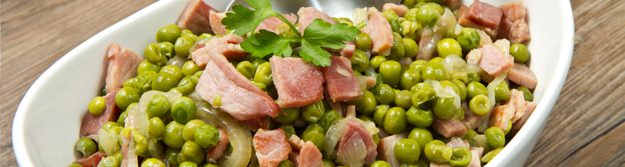 Guisantes con bacon y cebolla