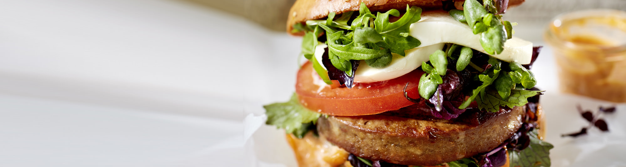Burger clásica sin carne con tomate y lechuga