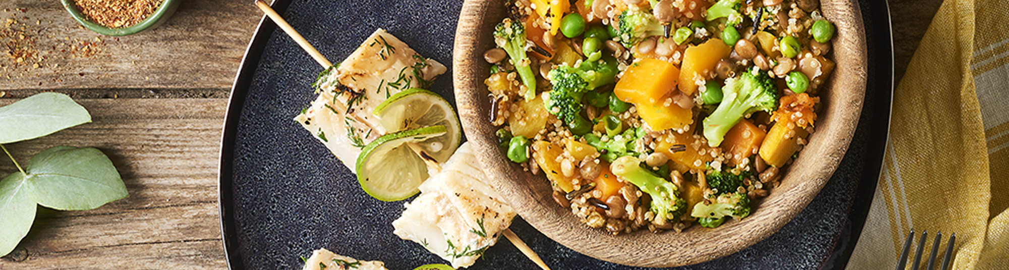 Veggie bowl de quinoa y brochetas de bacalao