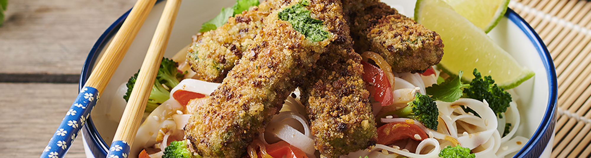 Wok de verduras con brócoli y tomate acompañado de palitos empanados de espinacas
