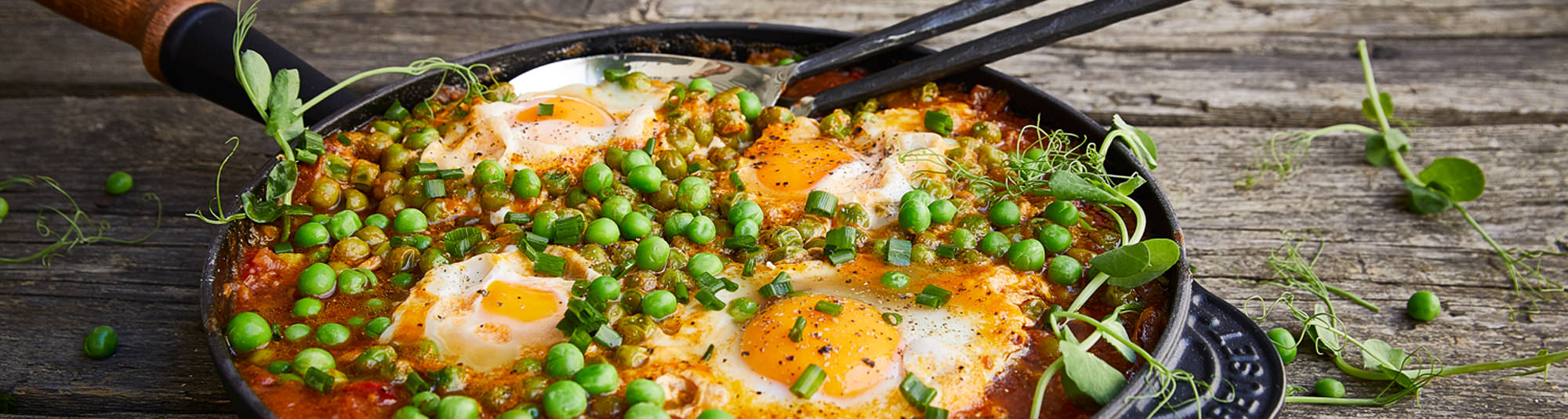 guisantes con huevos escalfados