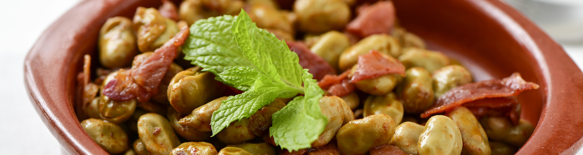 Plato con habas fritas