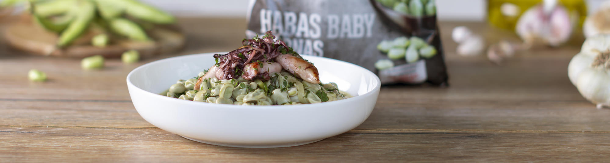 plato de chipirones con habitas baby