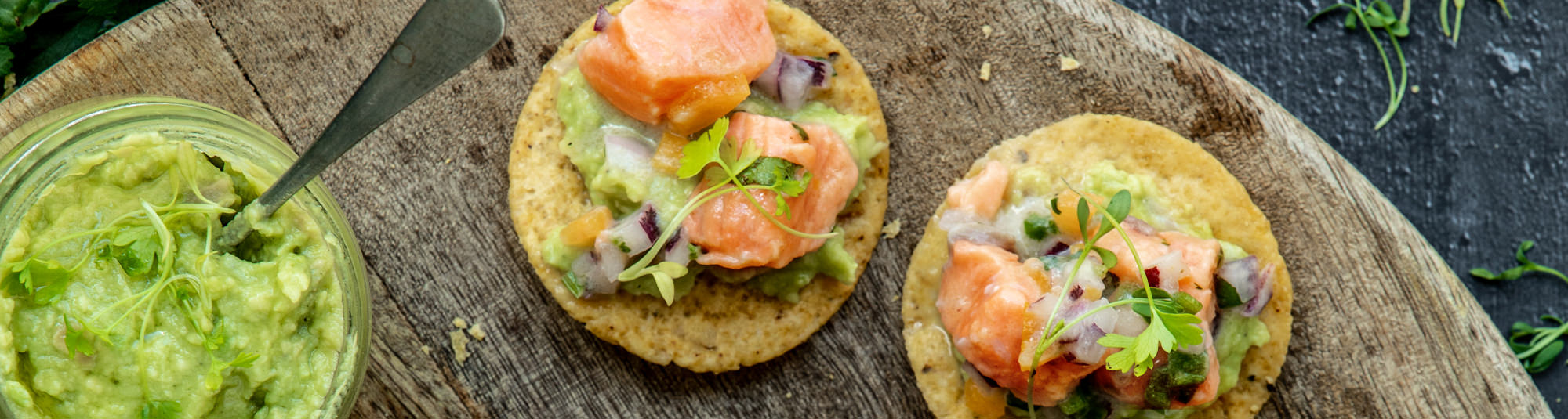 tacos de salmón con aguacate