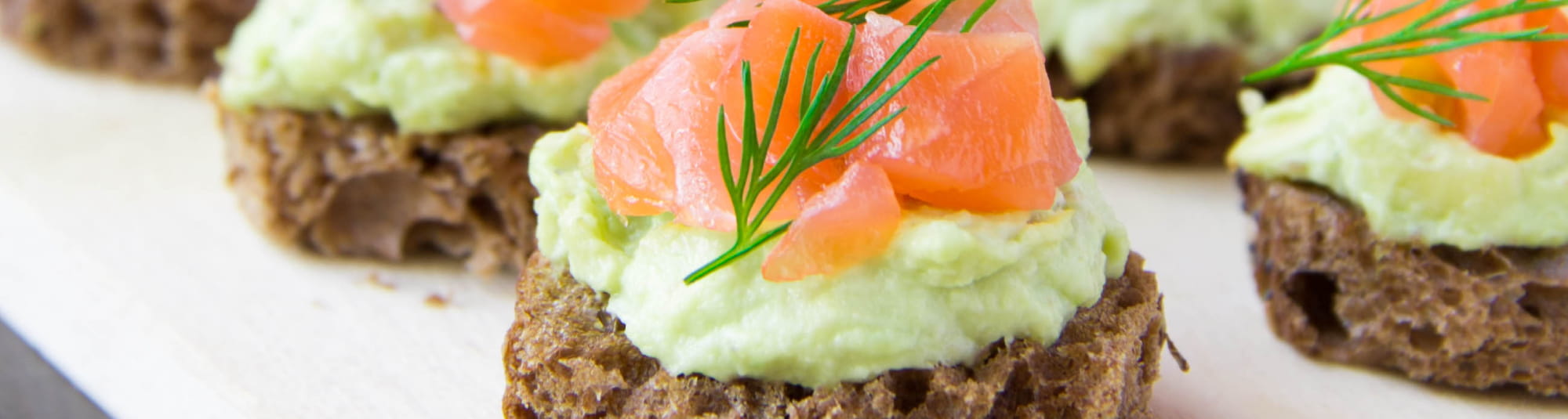 Tostas de aguacate y salmón